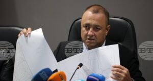 ДНСК подготвя акт за установяване на незаконно строителство в Елените и указания за събаряне на корекцията на реката, каза министър Иван Иванов