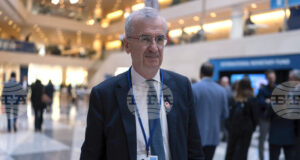 Дефицитът на Франция трябва да остане под 4,8 процента, за да се избегне "задушаване" от дълга, каза френският централен банкер