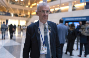 Дефицитът на Франция трябва да остане под 4,8 процента, за да се избегне "задушаване" от дълга, каза френският централен банкер