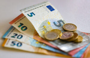 Държавните служители сами да поемат разходите за осигуровки, призова Фискалният съвет Дръжте пари в брой под ръка заради евентуални кибератаки, съветват в Нидерландия