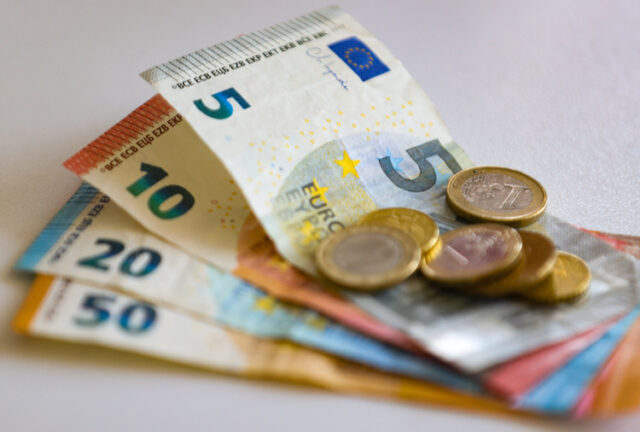 Държавните служители сами да поемат разходите за осигуровки, призова Фискалният Дръжте пари в брой под ръка заради евентуални кибератаки, съветват в Нидерландия