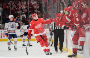 Емит Фини вкара първите си два гола в НХЛ и Детройт надви Едмънтън за пета поредна победа в редовния сезон