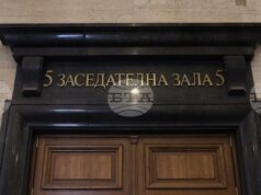 За втори път днес беше отложено съдебното заседание, на което се решава дали момчето, което намушка друго в мол, да остане в ареста