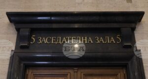 За втори път днес беше отложено съдебното заседание, на което се решава дали момчето, което намушка друго в мол, да остане в ареста