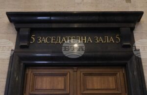 За втори път днес беше отложено съдебното заседание, на което се решава дали момчето, което намушка друго в мол, да остане в ареста