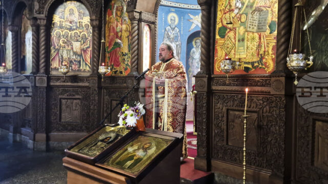 За словото, от което израства семето на спасението, говори отец Бисер Христов в храм „Св. Успение Богородично“ в Търговище