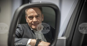 Засега "Фолксваген" има достатъчно чипове въпреки китайската забрана, заяви изпълнителния директор Оливер Блуме