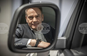 Засега "Фолксваген" има достатъчно чипове въпреки китайската забрана, заяви изпълнителния директор Оливер Блуме