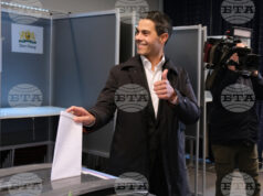 Изненадващ успех на проевропейска партия на изборите в Нидерландия Роб Йетен, лидерът на спечелилата парламентарните избори в Нидерландия партия Д66, гласува днес в Хага.