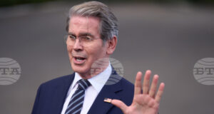 Китай ще отложи с година правилата за редкоземните елементи и ще възобнови покупките на американска соя, заяви Скот Бесънт