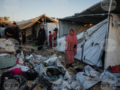 Крехкото примирие се пропуква – нови жертви в Газа Разселени палестинци оглеждат щетите след израелски военен удар по палатковия им лагер в Дейр ал Балах, ивицата Газа