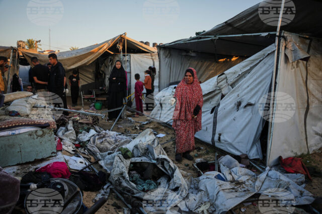 Крехкото примирие се пропуква – нови жертви в Газа Разселени палестинци оглеждат щетите след израелски военен удар по палатковия им лагер в Дейр ал Балах, ивицата Газа