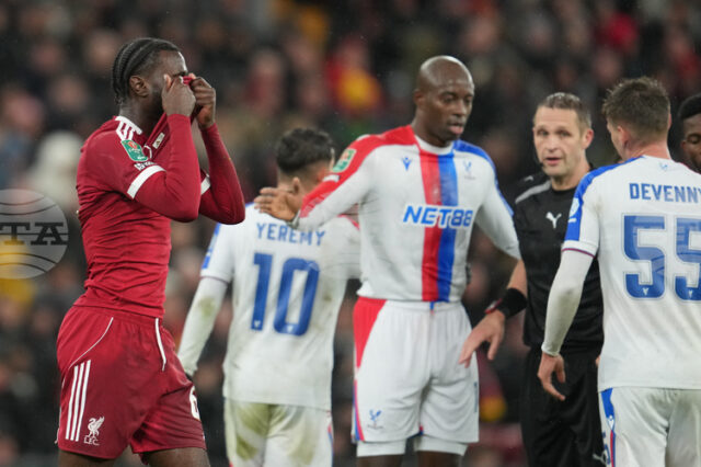 Кристъл Палас отстрани Ливърпул за Купата на лигата в Англия, Арсенал, Челси, Нюкасъл и Манчестър Сити също достигнаха четвъртфиналите