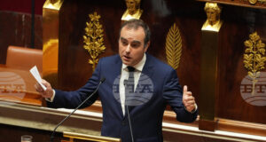 Френският премиер Льокорню оцеля след първия вот на недоверие