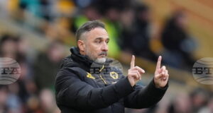 Мениджърът на Уулвърхямптън влезе в горещ спор с феновете след загубата от Бърнли, те му пожелаха утре сутринта да бъде уволнен