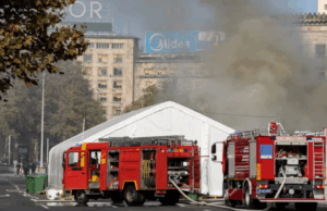 Мъж подпали палатковия лагер на поддръжници на Вучич пред сръбския парламент Мъж подпали палатковия лагер на поддръжници на Вучич пред сръбския парламент