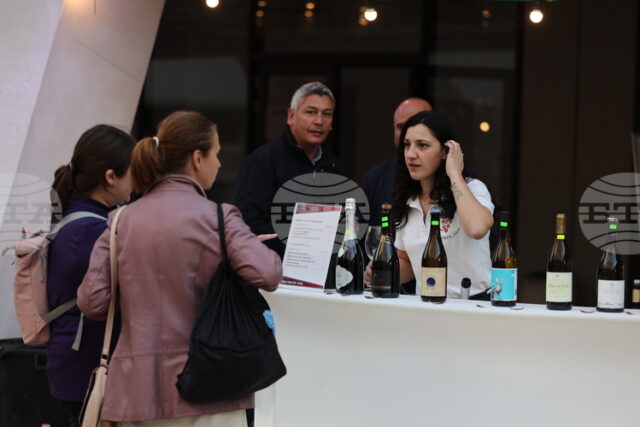 Над 40 български вина могат да опитат жителите и гостите Над 40 български вина могат да опитат жителите и гостите на столицата днес и утре под куполите на Ларгото