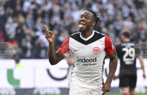 Нападателят на Айнтрахт Франкфурт Миши Батшуай се сбогува публично с домашния си любимец