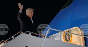 ОБНОВЕНА Тръмп ще се срещне с емира и премиера на Катар на борда самолета си при спирка за презареждане на път за Малайзия, каза Белият дом