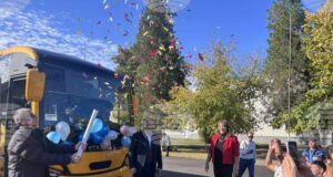 Обединено училище “Св. Климент Охридски” в силистренското село Професор Иширково получи нов автобус от МОН