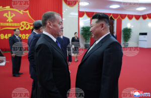 Севернокорейският лидер Ким Чен-ун разговаря в Пхенян със заместник-председателя на Съвета за сигурност на Русия Дмитрий Медведев, 9 октомври 2025 г.