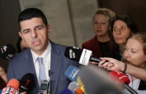 ПП-ДБ няма да участват в преформатирано правителство с Пеевски в него ОБНОВЕНА Преди балотажа ПП-ДБ не са уведомени, че от "БСП-Обединена левица" са подписали декларацията за "санитарен кордон", каза Ивайло Мирчев