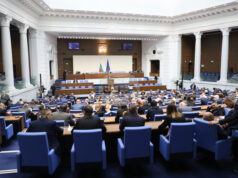 Парламентът забрани временно износа и вътреобщностните доставки до държави членки на ЕС на нефтопродукти, основно дизел и авиационно гориво Парламентът забрани временно износа и вътреобщностните доставки до държави членки на ЕС на нефтопродукти, основно дизел и авиационно гориво