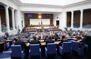 Парламентът забрани временно износа и вътреобщностните доставки до държави членки на ЕС на нефтопродукти, основно дизел и авиационно гориво Парламентът забрани временно износа и вътреобщностните доставки до държави членки на ЕС на нефтопродукти, основно дизел и авиационно гориво