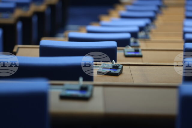 Парламентът ще обсъди законови промени, свързани с увеличаване на пределната възраст за военна служба при определени условия