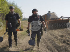 Петима души загинаха в украинската Житомирска област, след като две коли се натъкнаха на взривни устройства близо до границата Петима души загинаха в украинската Житомирска област, след като две коли се натъкнаха на взривни устройства близо до границата