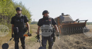 Петима души загинаха в украинската Житомирска област, след като две коли се натъкнаха на взривни устройства близо до границата