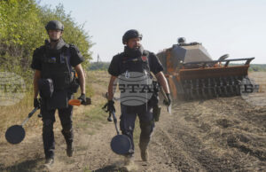 Петима души загинаха в украинската Житомирска област, след като две коли се натъкнаха на взривни устройства близо до границата Петима души загинаха в украинската Житомирска област, след като две коли се натъкнаха на взривни устройства близо до границата