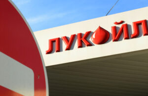 Политико: Европа енергично се освобождава от Лукойл Лукойл, петрол бави