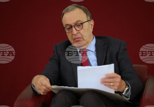 Президентът Петър Стоянов представя автобиографичната книга на легендата на българския футбол Петър Зехтински