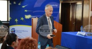 При равни други условия еврото ще помогне да има малко повече просперитет в България, каза в Русе министър Красимир Вълчев
