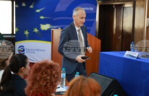 При равни други условия еврото ще помогне да има малко повече просперитет в България, каза в Русе министър Красимир Вълчев