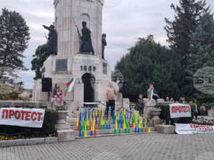 Протестиращи срещу замътняването на питейната вода във Велико Търново се събраха тази вечер пред паметника „Майка България“ Протестиращи срещу замътняването на питейната вода във Велико Търново се събраха тази вечер пред паметника „Майка България“