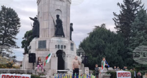 Протестиращи срещу замътняването на питейната вода във Велико Търново се събраха тази вечер пред паметника „Майка България“