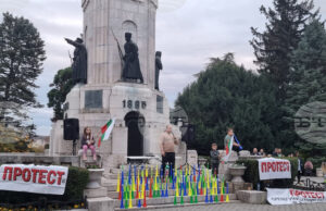 Протестиращи срещу замътняването на питейната вода във Велико Търново се събраха тази вечер пред паметника „Майка България“