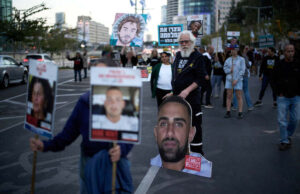 Хора протестират с искане за незабавно освобождаване на заложниците, държани от "Хамас"