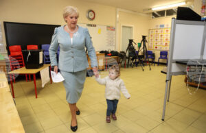 РАЗШИРЕНА
                                                                                                Над 3,6 милиона души имат право на глас на днешните президентски избори в Ирландия РАЗШИРЕНА
                                                                                                Над 3,6 милиона души имат право на глас на днешните президентски избори в Ирландия