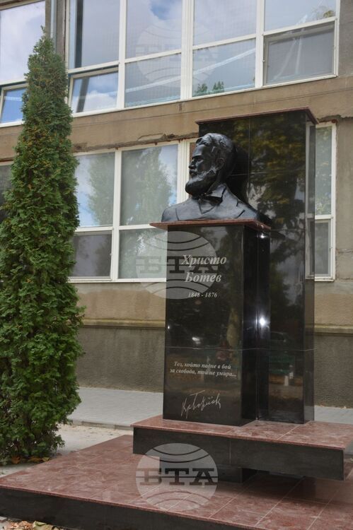 Реконструираният бюст-паметник на Христо Ботев в украинския град Измаил ще Реконструираният бюст-паметник на Христо Ботев в украинския град Измаил ще бъде открит днес