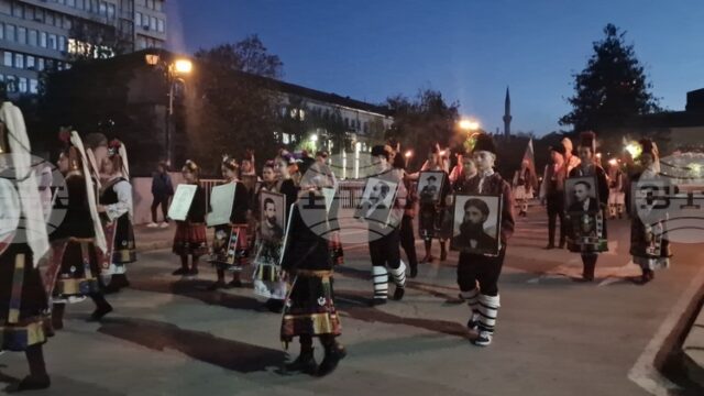 С факелно шествие, което премина по "пътя на духовността и светлината", в Разград отдадоха почит на народните будители