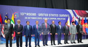 САЩ "са 100 процента" с вас, заяви Тръмп пред лидерите от Югоизточна Азия