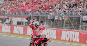 Световният шампион в MotoGP Марк Маркес е получил контузия на ключицата след катастрофата в Индонезия
