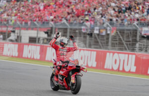 Световният шампион в MotoGP Марк Маркес е получил контузия на ключицата след катастрофата в Индонезия