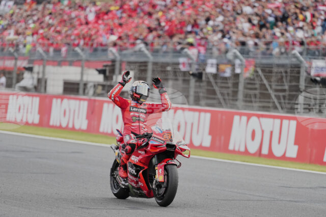 Световният шампион в MotoGP Марк Маркес е получил контузия на ключицата след катастрофата в Индонезия