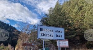 Свлачище затруднява движението по пътя Смолян - Девин