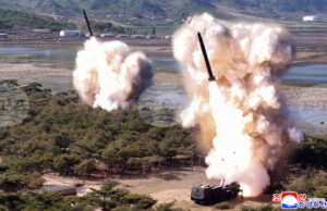 Северна Корея е изстреляла две свръхзвукови балистични ракети вчера, без лидерът Ким Чен-ун да присъства