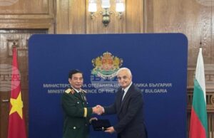 Сигурността в регионите и задълбочаване на сътрудничеството обсъдиха на среща министрите на отбраната на България и Виетнам